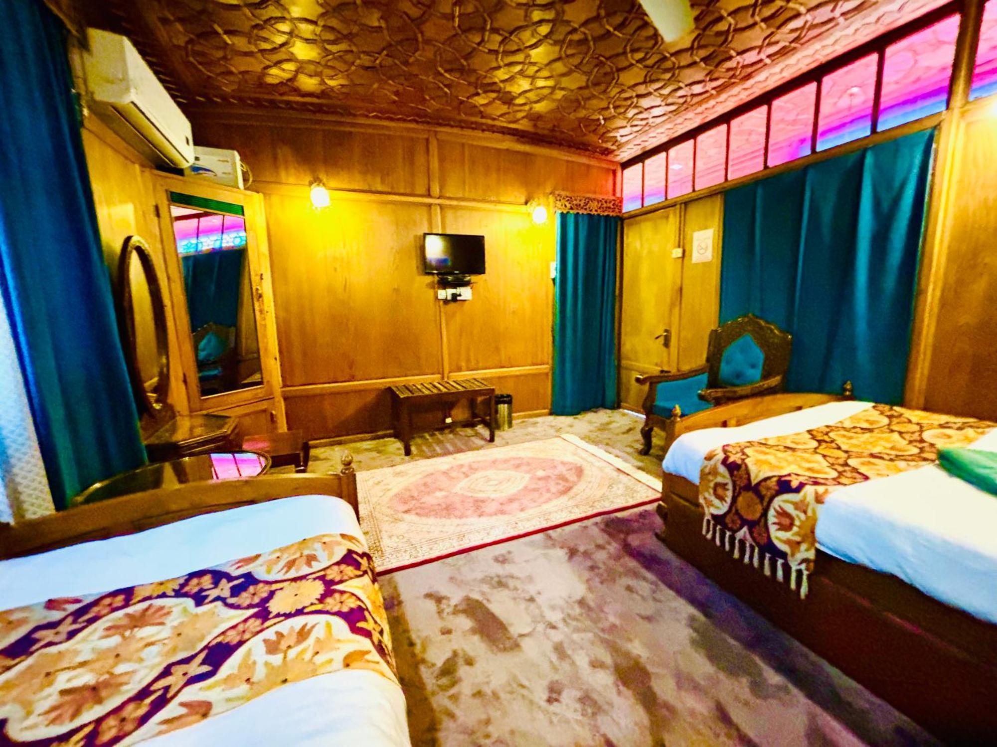 The Badyari Palace Houseboats Srīnagar Exteriör bild