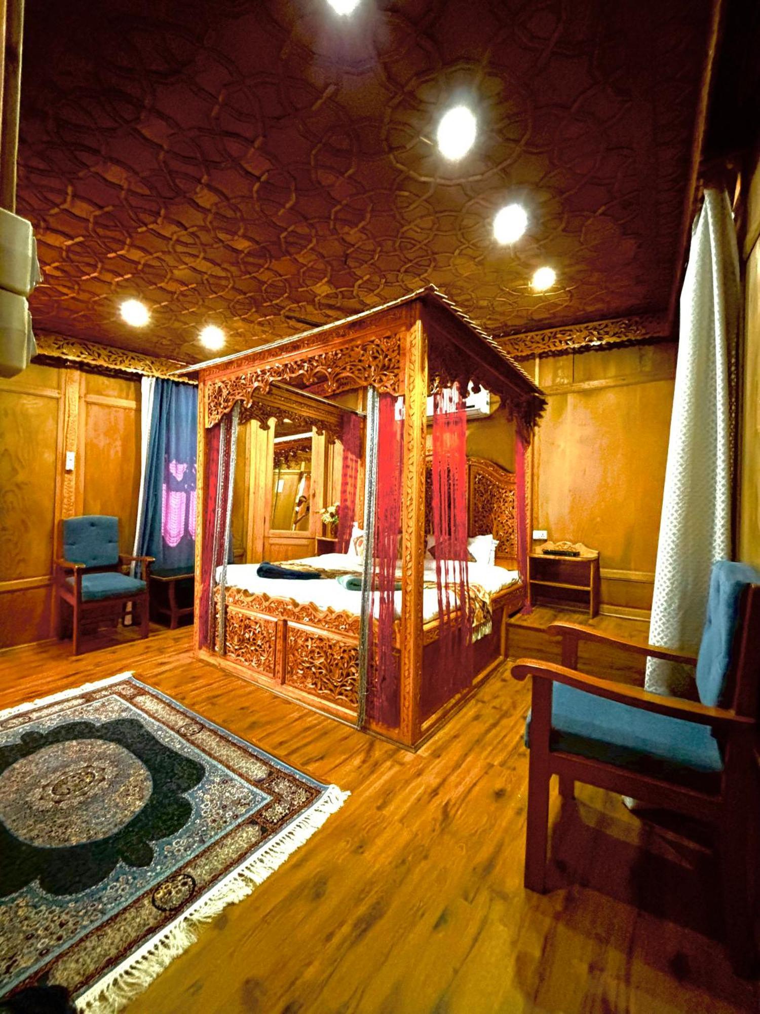 The Badyari Palace Houseboats Srīnagar Exteriör bild