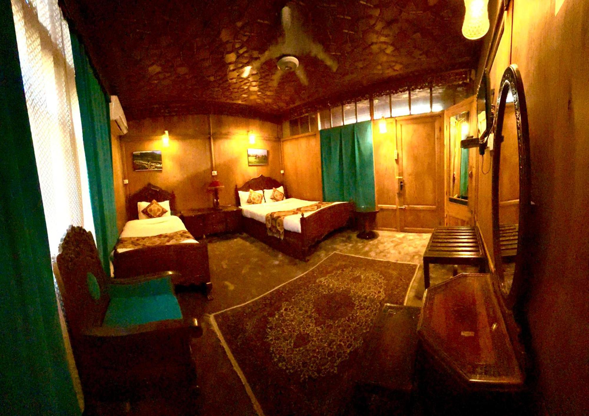 The Badyari Palace Houseboats Srīnagar Exteriör bild